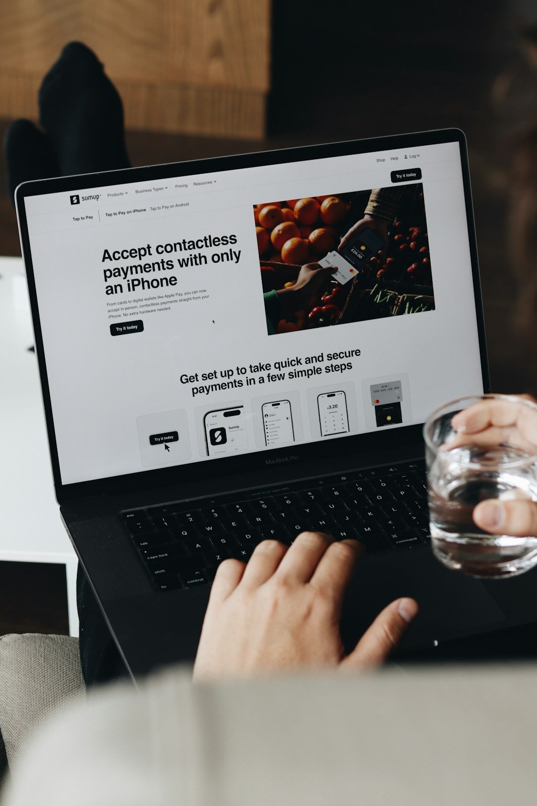 Services A user navigates SumUp’s website on a laptop, exploring the Tap to Pay feature for iPhone, which allows entrepreneurs to accept payments with just their smartphone. This tool is ideal for small businesses looking for a simple and secure payment solution.